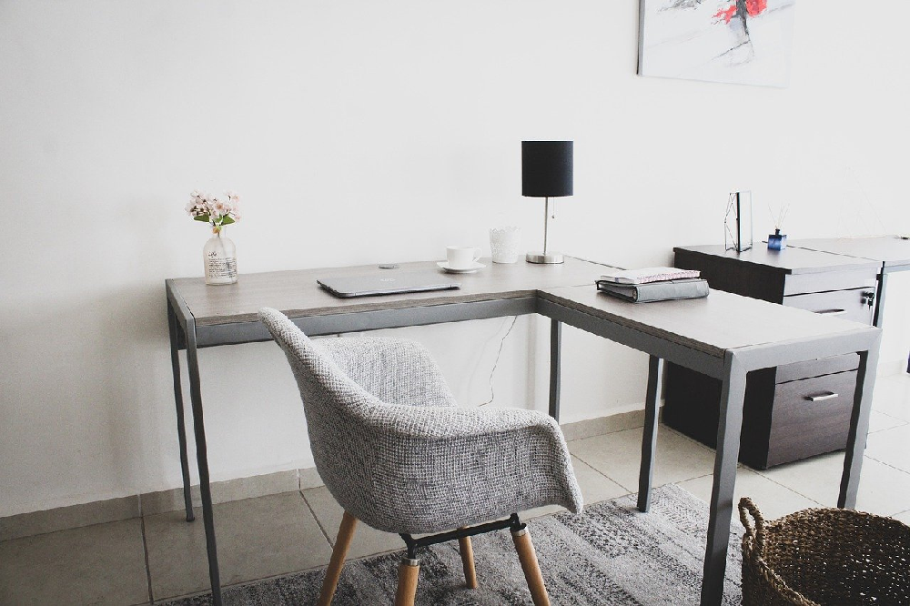 Jak urządzić funkcjonalne i estetyczne domowe biuro?